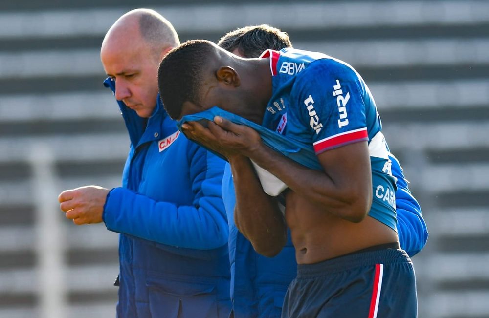 Gonzalo Carneiro se retiró llorando en el partido entre Nacional ante Danubio