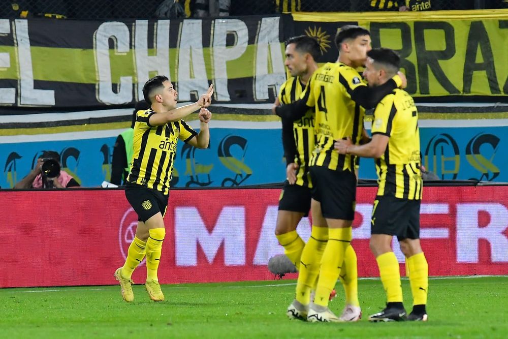 Leonardo Fernández celebra el 1-0 de Peñarol ante The Strongest por Copa Libertadores