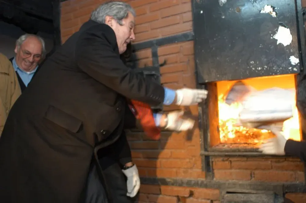 Guillermo Stirling, ministro del Interior entre 1998 y 2004, en una quema pública de drogas