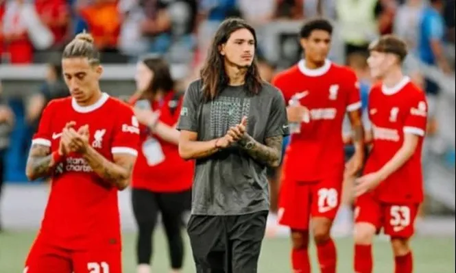 Darwin Núñez con el pelo suelto