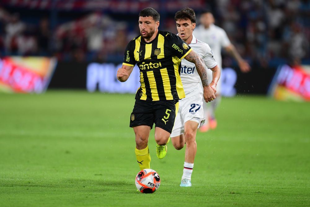 Eric Remedi de Peñarol ante Tomás Verón Lupi de Nacional por el Torneo Apertura