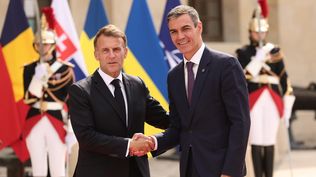 El presidente francés Emmanuel Macron (izq.) saluda al presidente del Gobierno español Pedro Sánchez.