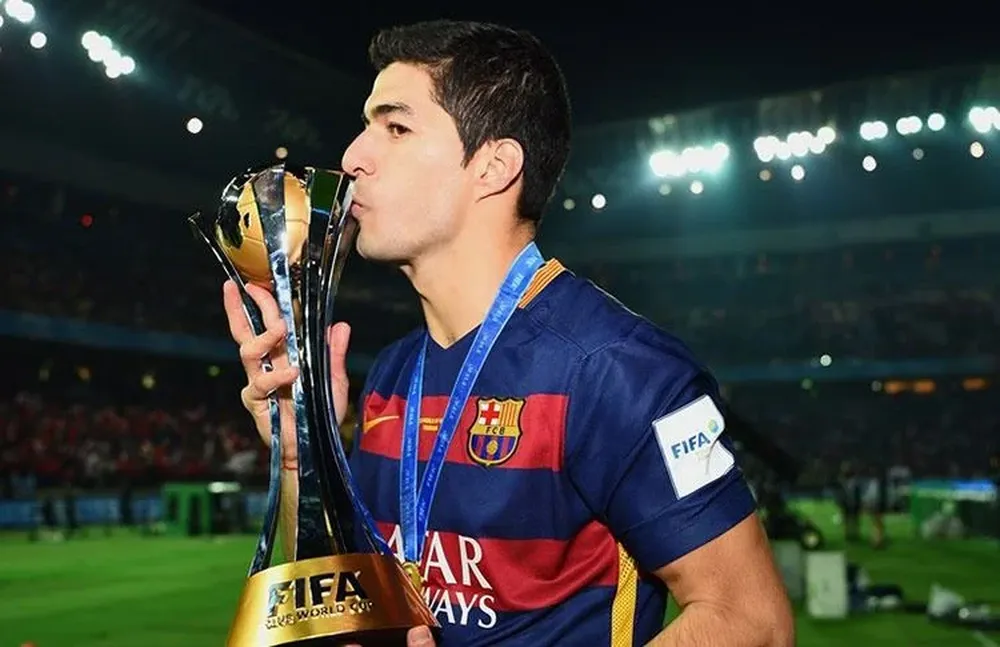 Suárez con el trofeo FIFA en el Mundial de Clubes 2015