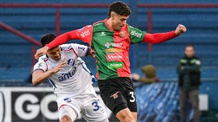Baltasar Barcia de Boston River ante la marca de Juan Pablo Patiño de Nacional por el Torneo Clausura
