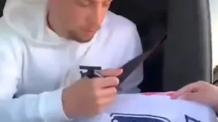 Federico Valverde le firma su camiseta de Real Madrid a una hincha de Peñarol que le mostró la camiseta aurinegra en Madrid