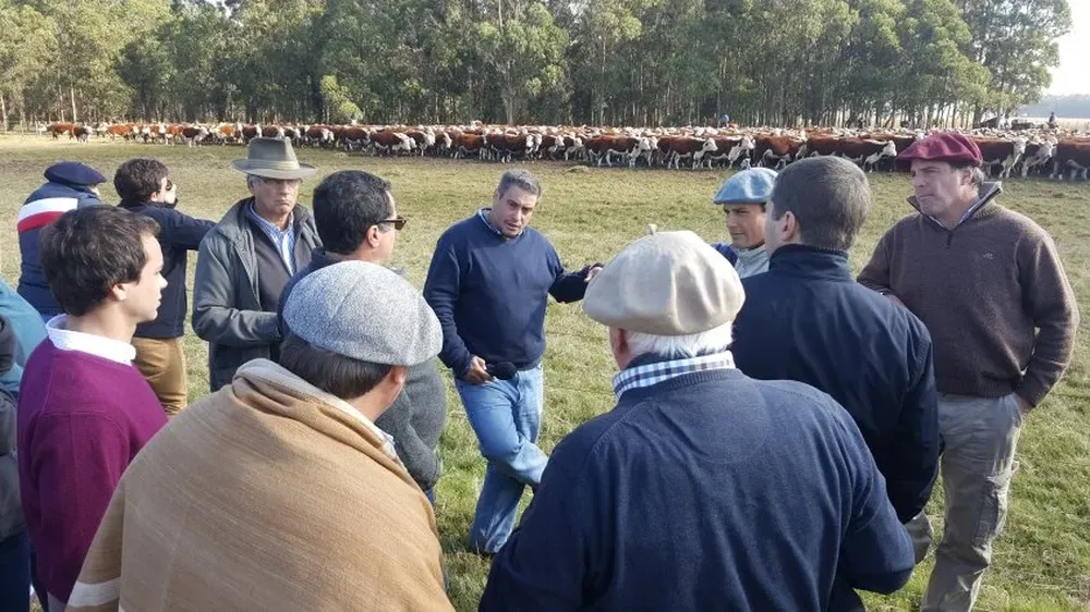 Martín Segredo explicando el sistema de Tropicalia