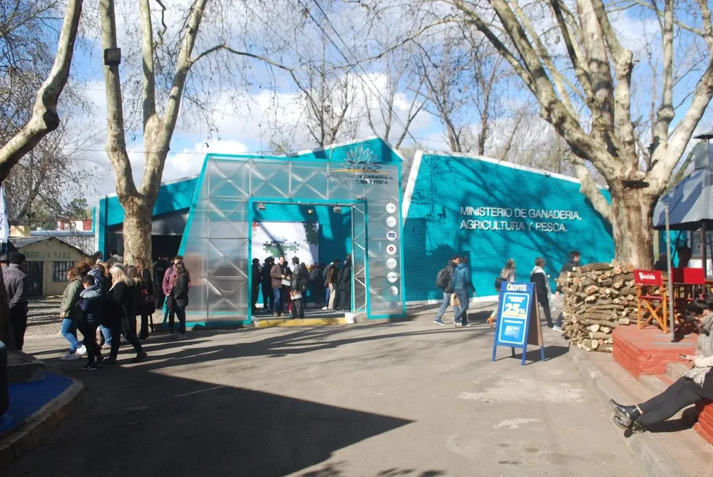 Muchas frutas y verduras frescas decoran la entrada principal al pabellón.