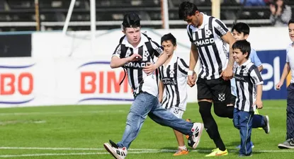 Maximiliano Olivera encabeza la fila bohemia, acompañado de las infaltables mascotas en el Parque Viera