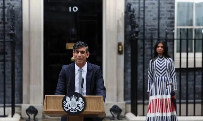 El saliente primer ministro, Rishi Sunak, acompañado de su mujer, Akshata Murty, comunica su marcha del Ejecutivo británico a las puertas del 10 de Downing Street.