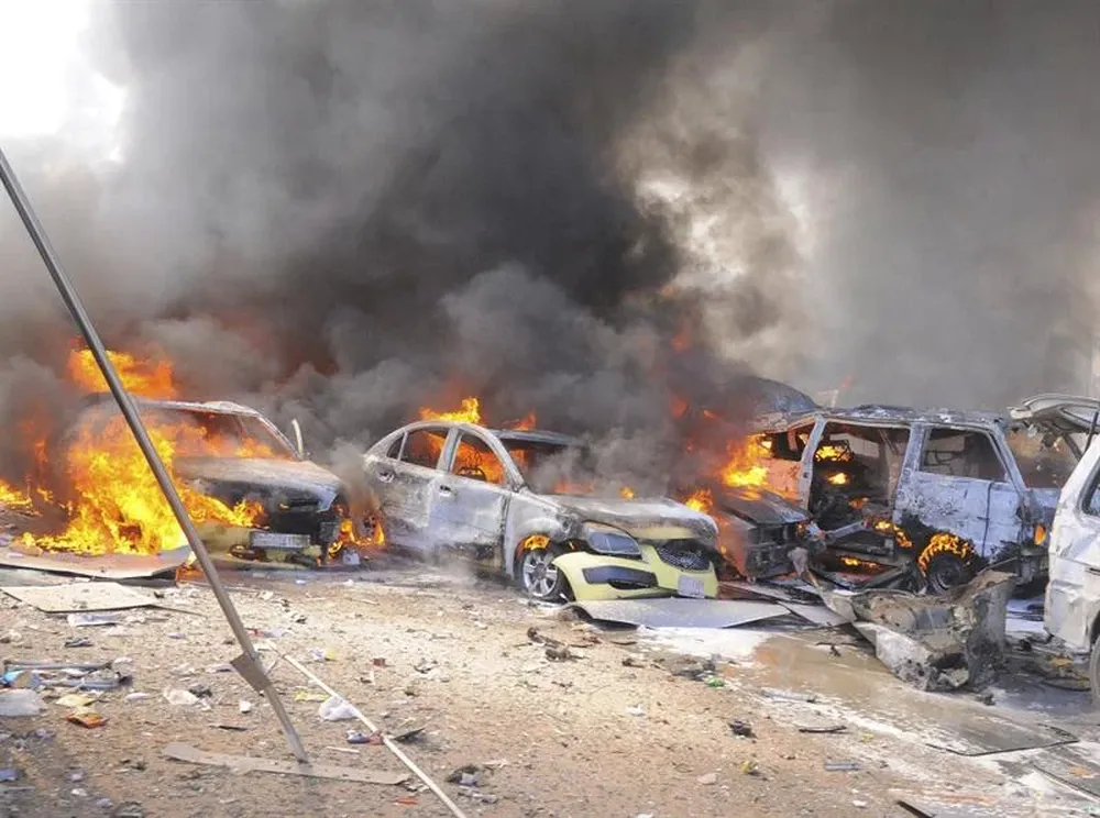 Varios coches envueltos en llamas tras la explosión de un coche bomba en el centro de Damasco, Siria, hoy