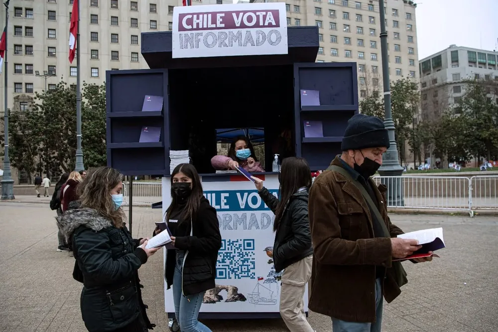 La población de Chile recibe un borrador de la Constitución que está a votación