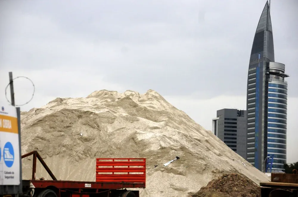 Arena acumulada en el puerto de Montevideo