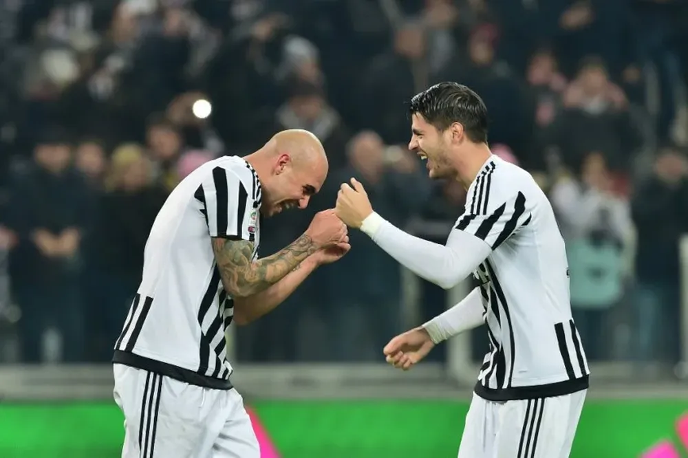 Simone Zaza y Álvaro Morata celebran el gol de la victoria de Juventus ante Napoli