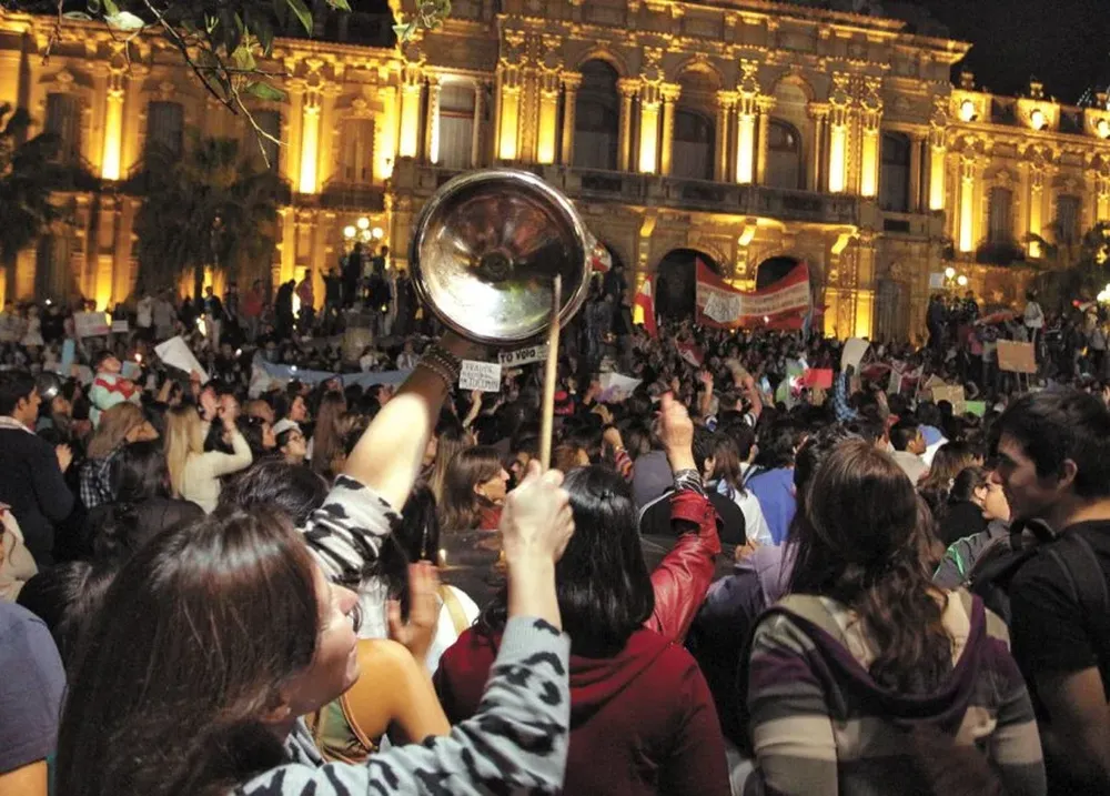 Las protestas y los cacerolazos se concentraron frente la Casa de Gobierno de Tucumán