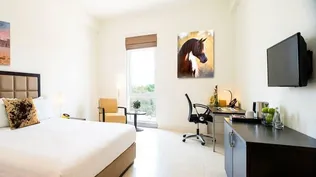 Una de las habitaciones del hotel que tiene capacidad para 70 personas