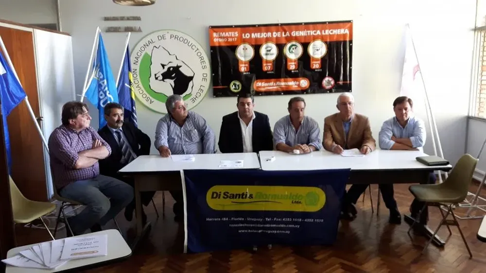 Integrantes del escritorio Di Santi & Romualdo, del BROU y de cabaña Las Rosas en la conferencia