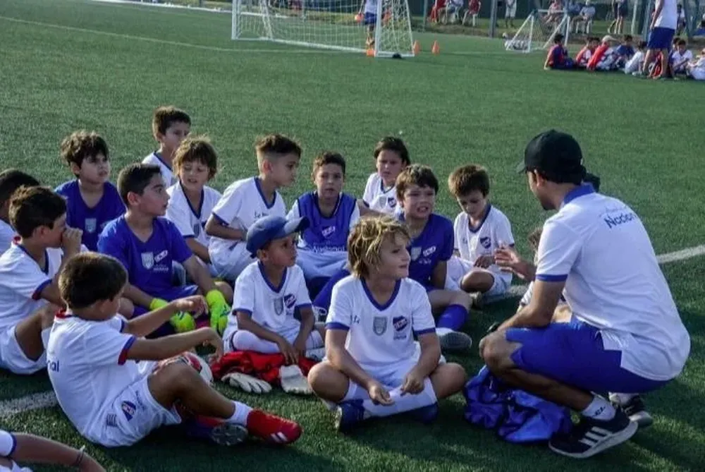 Niños entrenando en la Academia Nacional