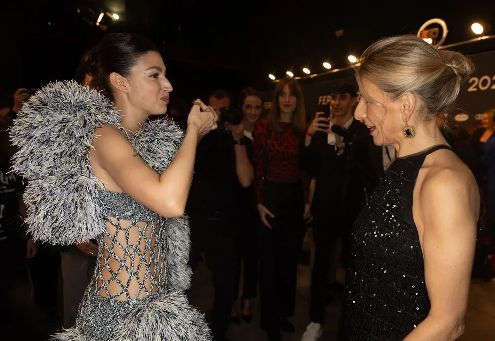 La actriz Úrsula Corberó (i) y la vicepresidenta segunda y ministra de Trabajo y Economía Social, Yolanda Díaz (d), antes de la gala de la XI edición de los Premios Feroz.