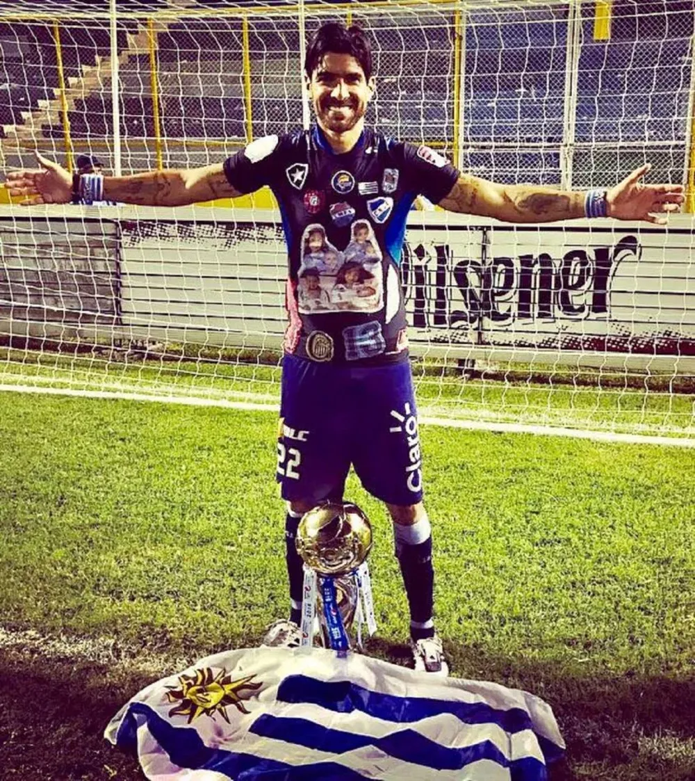 El Loco Abreu con la copa ganada con Santa Tecla