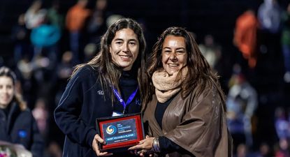 El Observador | 20250803 Manuela Vilar del Valle y Danae Andrada, mejor jugadora Copa América 2025 hockey sobre césped Las Cimarronas. Foto: PanamHockey