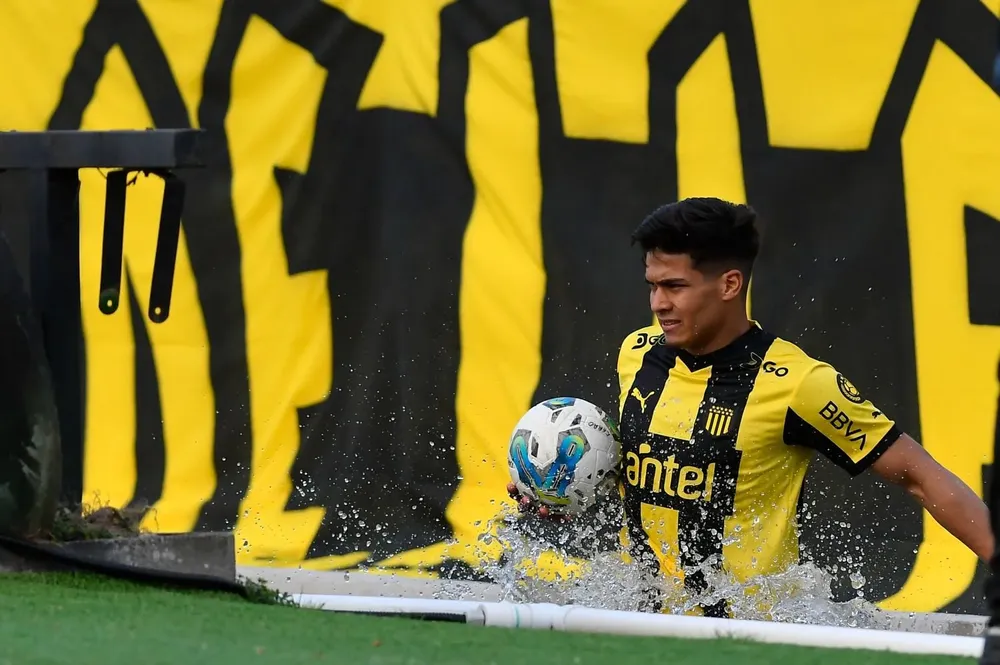 Matías Arezo en el foso del Centenario; Peñarol rema arriba