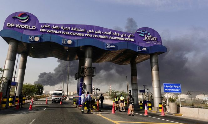 Los restos de una interceptación aérea provocaron un incendio en un atracadero del puerto Jebel Ali de Dubái.