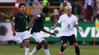 Diego Román de Bolivia disputa un balón con Guillermo Varela de Uruguay por Eliminatorias