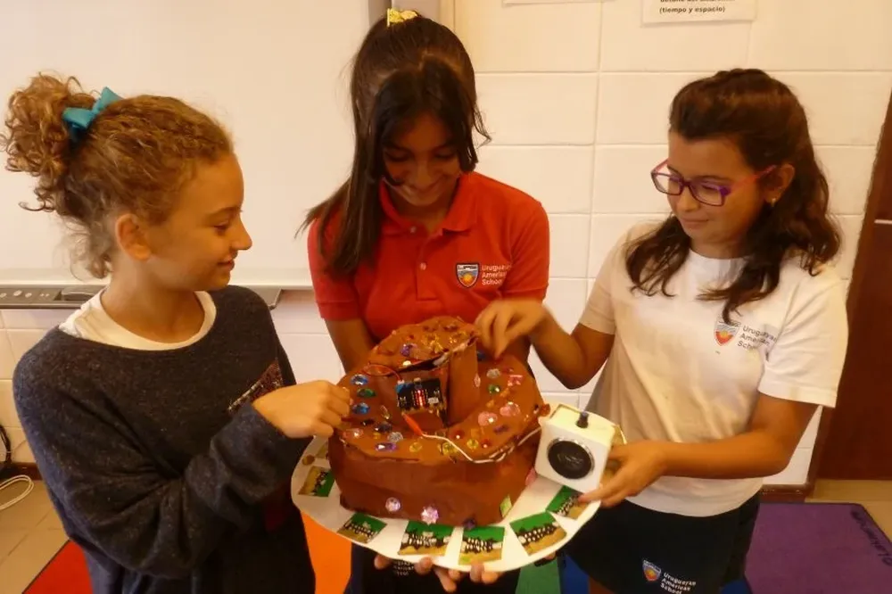 El equipo de las niñas que fabricaron una torta con saludo electrónico