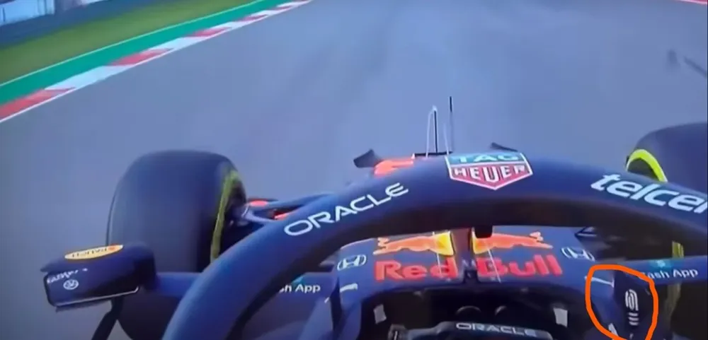 La bronca de Verstappen que le muestra el dedo mayor (en la marca anaranjada) a Hamilton luego de insultarlo en la pista
