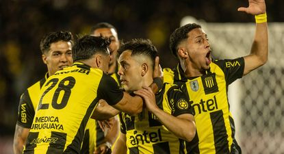 Los jugadores de Peñarol celebran el gol de penal de Leonardo Fernández ante Liverpool por la semifinal de la Liga AUF Uruguaya
