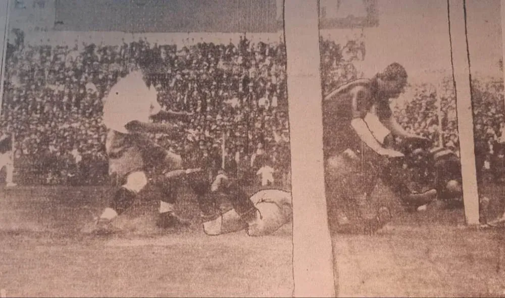 Una escena del clásico de 1929 en el Gran Parque Central con Mazali de Nacional ganándole a Sarni de Peñarol