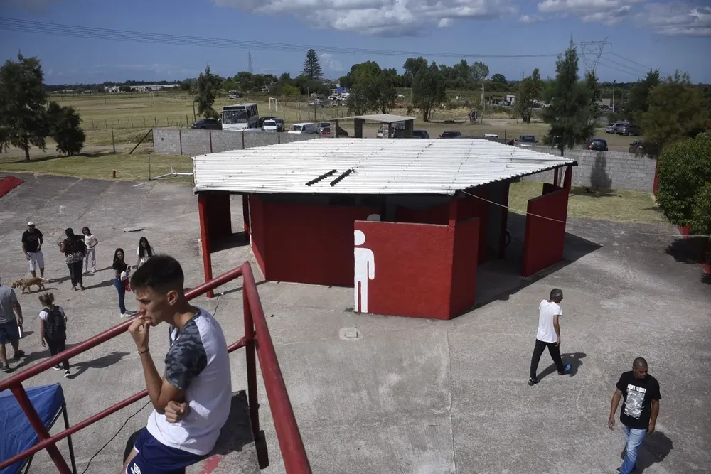 Zona de baños tribuna local Complejo Rentistas