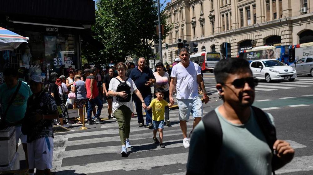 Muchas familias, en especial las de clase media, aún sufren por el ajuste de tarifas que realiza Milei.