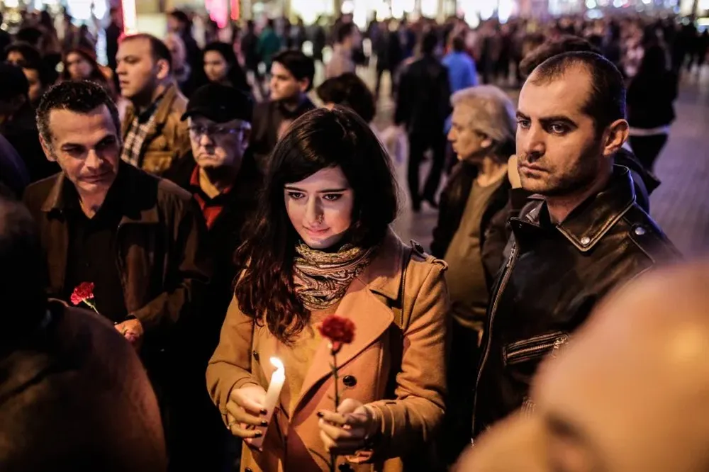 Memorial en Turquía por atentados en Francia.