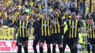 Peñarol celebra el triunfo ante Nacional en el CDS