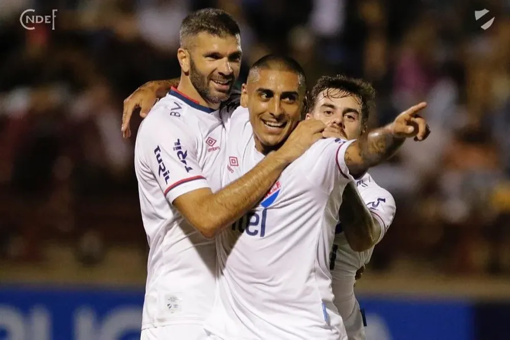 Diego Zabala festeja con Gigliotti el 4-0