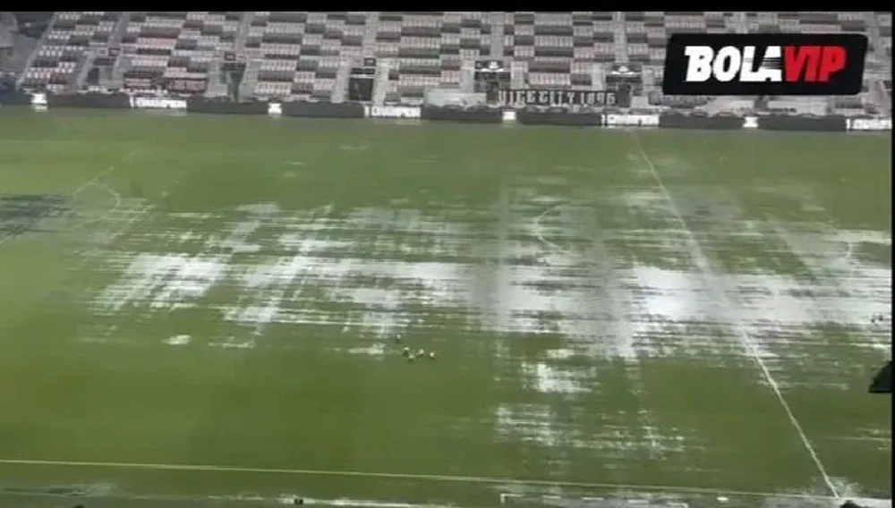 A la espera para ver a Messi, el partido esta suspendido por las lluvia