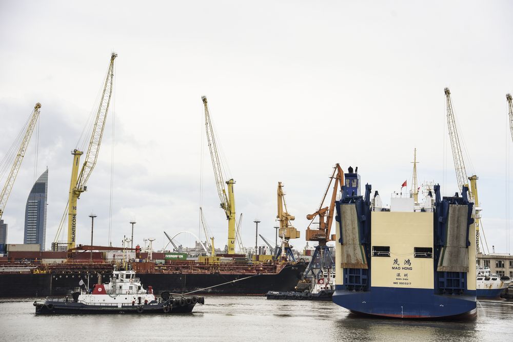 20241121 Vista del puerto de Montevideo, comercio exterior, barcos.