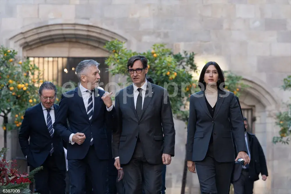 El ministro del Interior, Fernando Grande-Marlaska; el presidente de la Generalitat de Cataluña, Salvador Illa y la consellera de Interior y Seguridad Pública de la Generalitat, Núria Parlon