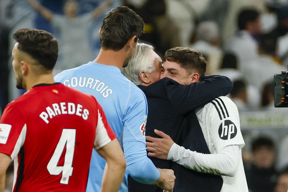 El abrazo de Ancelotti y Valverde El abrazo de Ancelotti y Valverde