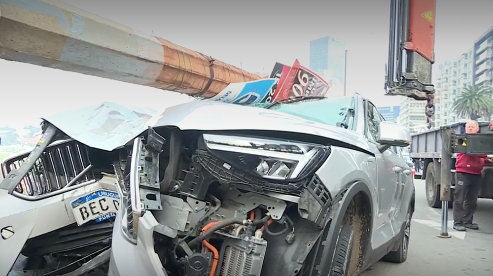 La columna terminó sobre el vehículo