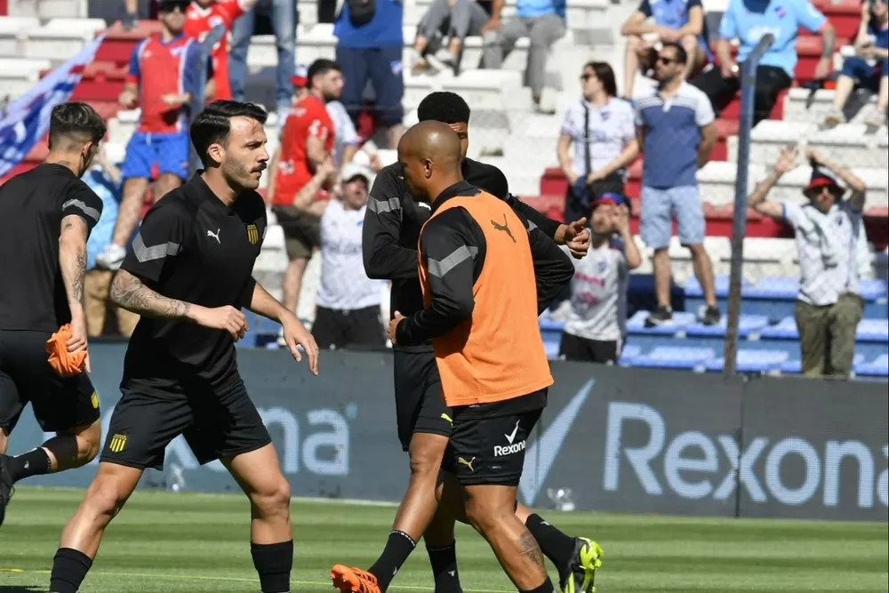 Calentamiento de jugadores de Peñarol