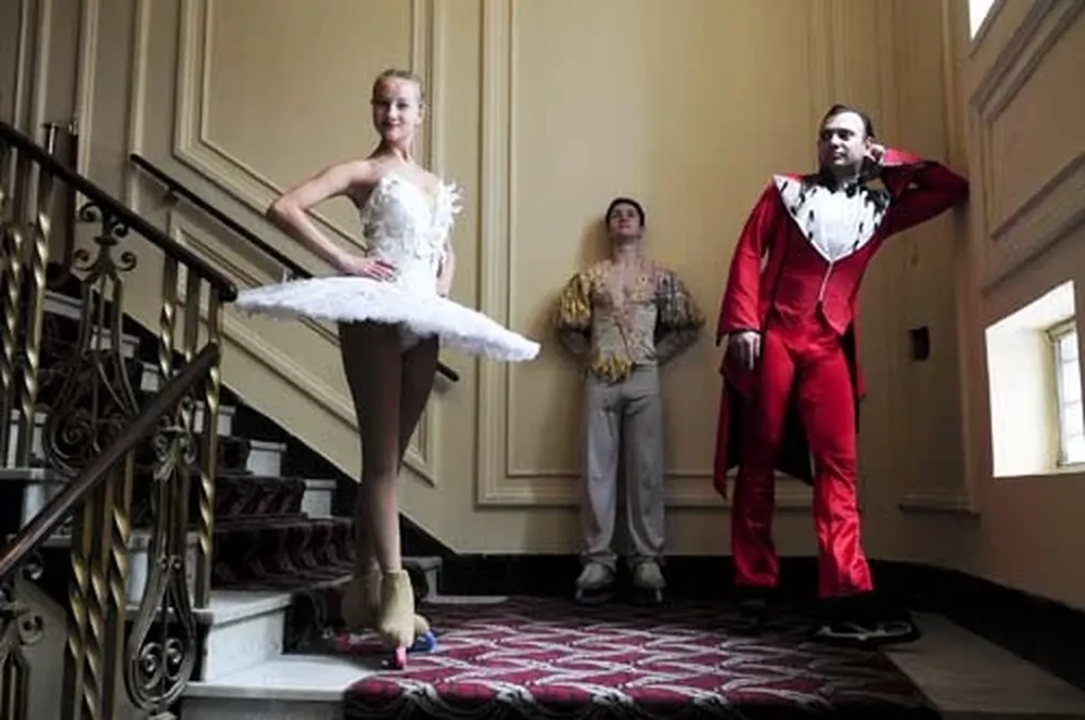 Bailarines del elenco del Ballet Ruso sobre Hielo en el Teatro Metro