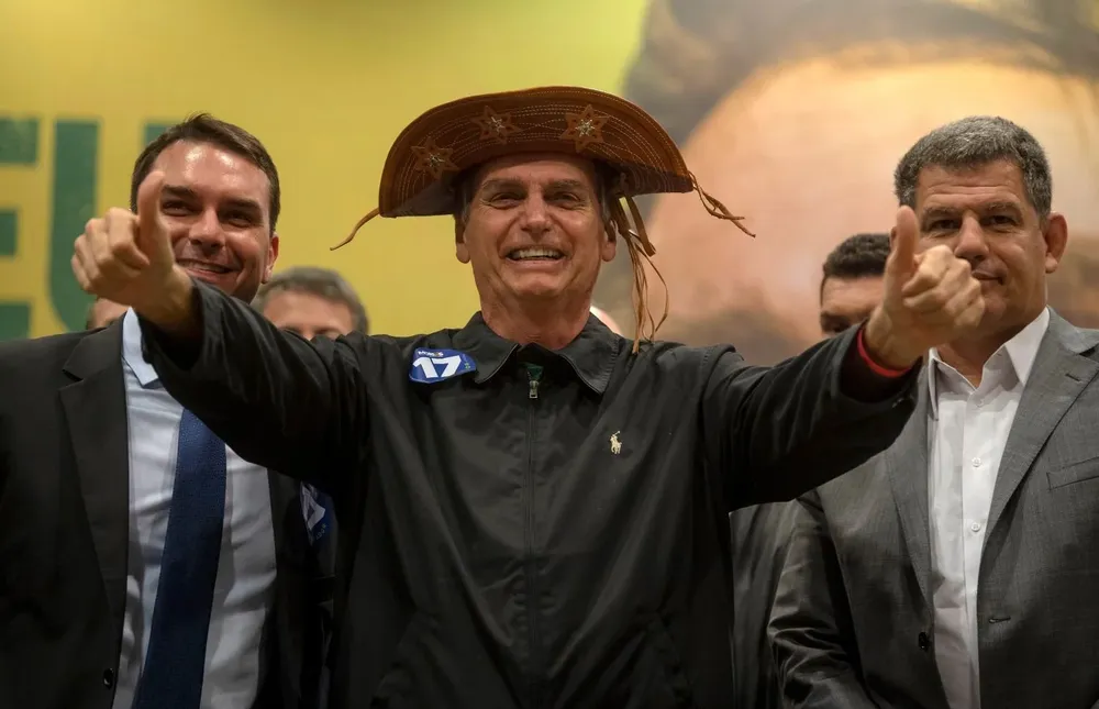 13mu06bolsonaro3col.webp