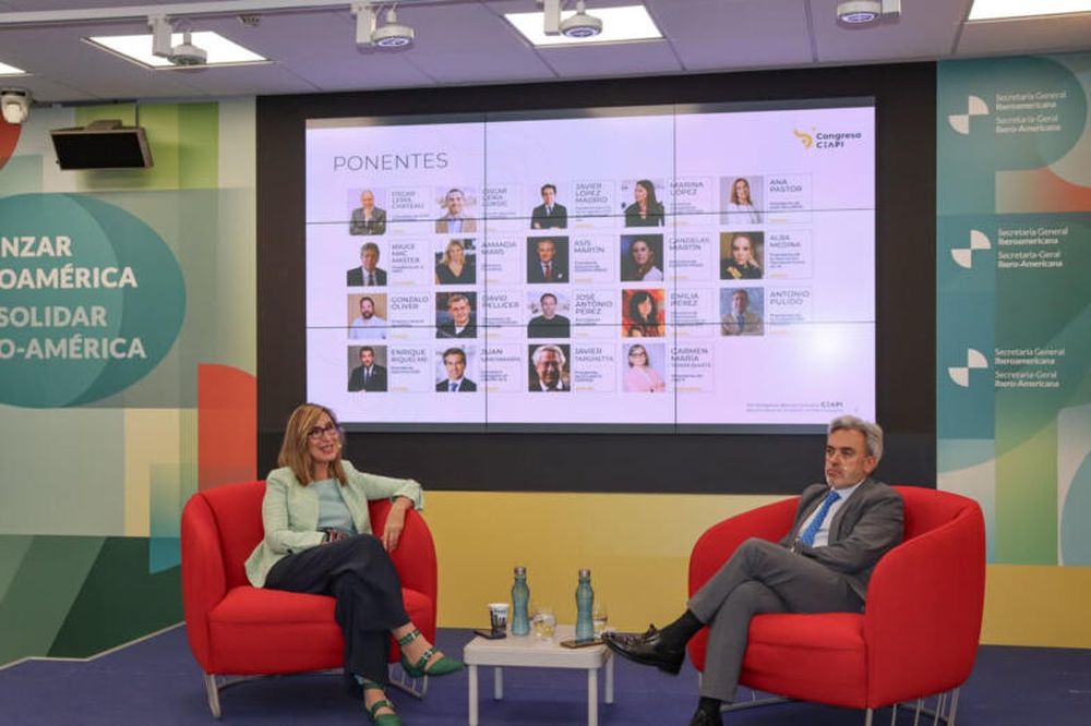 Manuel Contreras y Nuria Vilanova, en la presentación del próximo congreso del CEAPI en Sevilla.