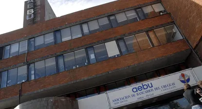 AEBU entregó firmas al presidente Vázquez contra reestructura en el BROU