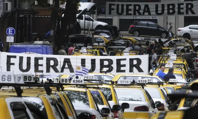 Fuego cruzado entre taxis y Uber en Defensa de la Competencia