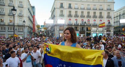 La presidenta de la Comunidad de Madrid, Isabel Díaz Ayuso, con la bandera de Venezuela.
