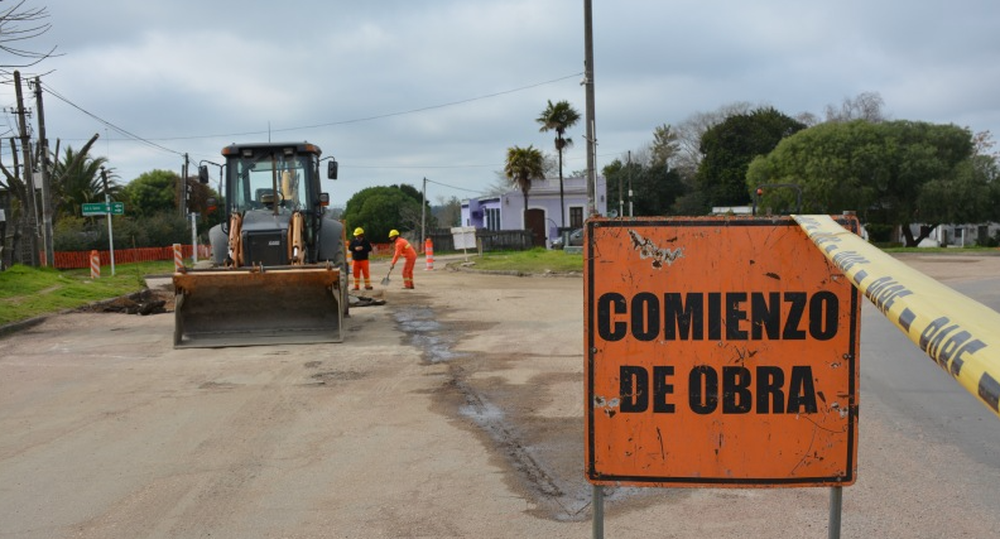 Archivo Intendencia de Canelones. Bacheo en calle