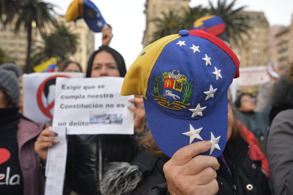 20240817 Manifestación en Plaza Independencia por la democracia de Venezuela: estuvieron dirigentes oficialistas como Valeria Ripoll, Jorge Gandini y Rodrigo Goñi